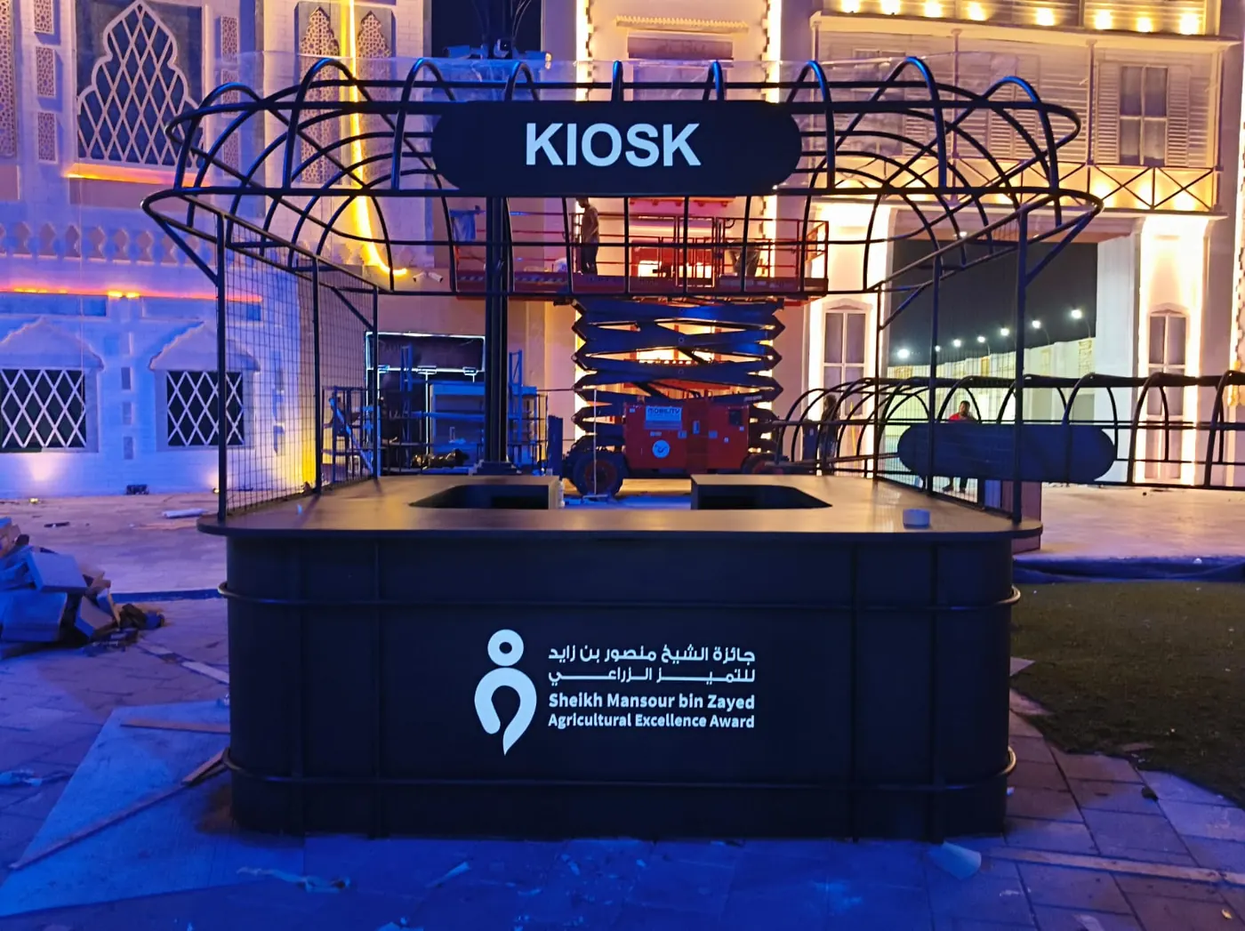Steel-frame kiosk for a festival