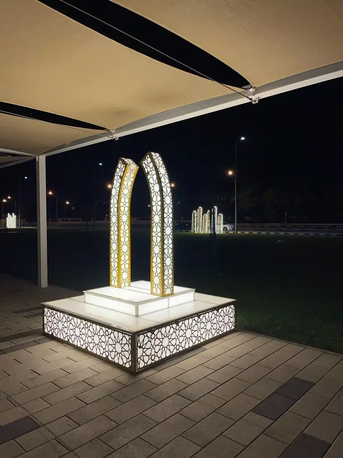 Illuminated arch with cut patterned panels