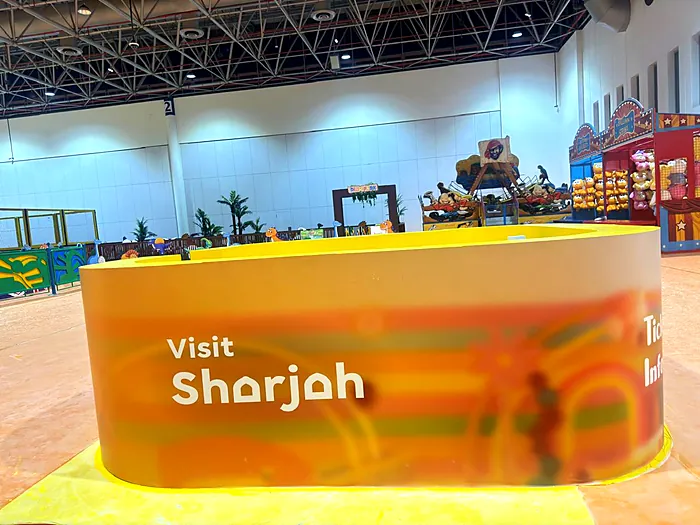 Curved branded counter for an exhibition