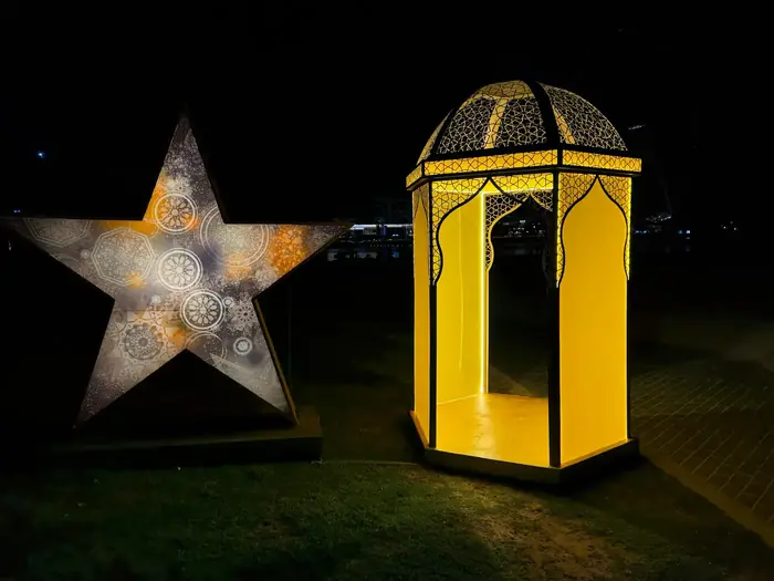 Printed star and lantern photo spots