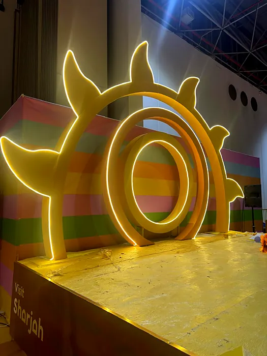 Sun-shaped lit arch feature