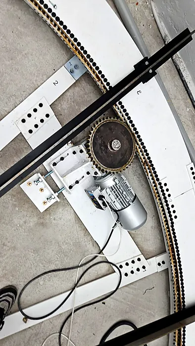 Turntable gear motor and chain drive
